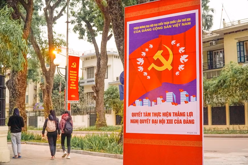 Les projets des documents illustrent les points de vue, les préconisations, les orientations, les visions et les réflexions stratégiques du Parti, l’aspiration au développement de la nation, la volonté politique du Parti, du peuple et de l’armée dans leur ensemble, dans le processus d’édification et de défense de la Patrie socialiste du Vietnam prospère, puissante, démocratique, équitable et moderne. Les congrès des cellules du Parti à tous les échelons qui ont eu lieu récemment ont tous discuté profondément de ces projets de documents importants. A ma connaissance, les avis et commentaires présentés ont été très variés, émanant d’une grande pluralité de points de vue et d’approches. Photo: Vietnam+