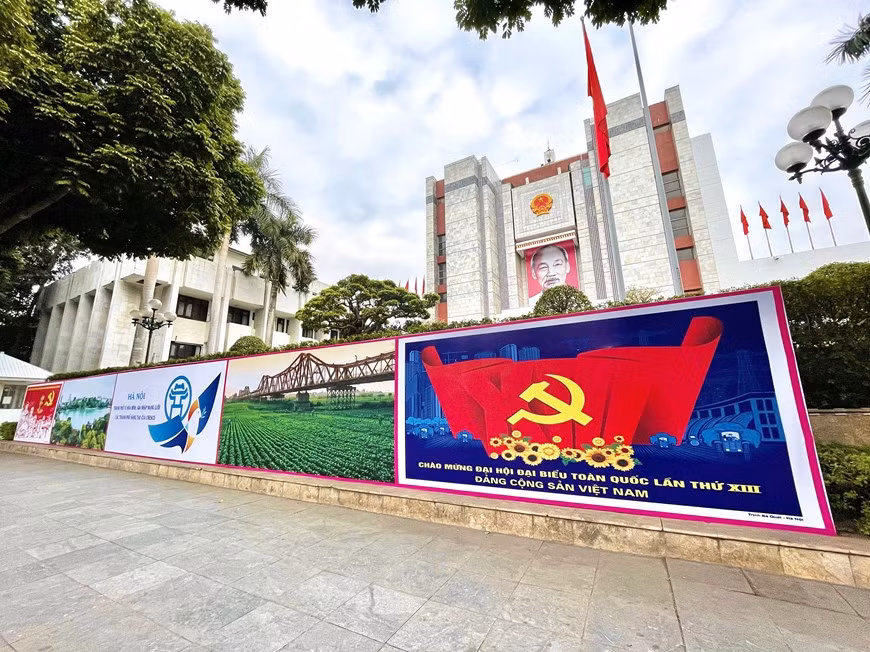 Selon le service municipal de la Culture et des Sports, un grand volume de travail du processus de décoration et de la campagne de communication sur le 13e Congrès national du Parti a été achevé. Une trentaine de panneaux d’affichage grand format ont été installés sur plusieurs axes routiers importants de la ville, tels que la rue Tran Nhan Tong, les carrefours des rues Giang Vo-Cat Linh, Hoang Van Thu-Hoang Dieu, ou devant l’Opéra de Hanoï, le siège de la Banque d’Etat du Vietnam, le Palais culturel de l'amitié Viêt Xô (vietnamo-soviétique) ... Des parcs, des jardins fleuris, des portes d'entrée de la capitale... sont également embellis. Photo: Vietnam+