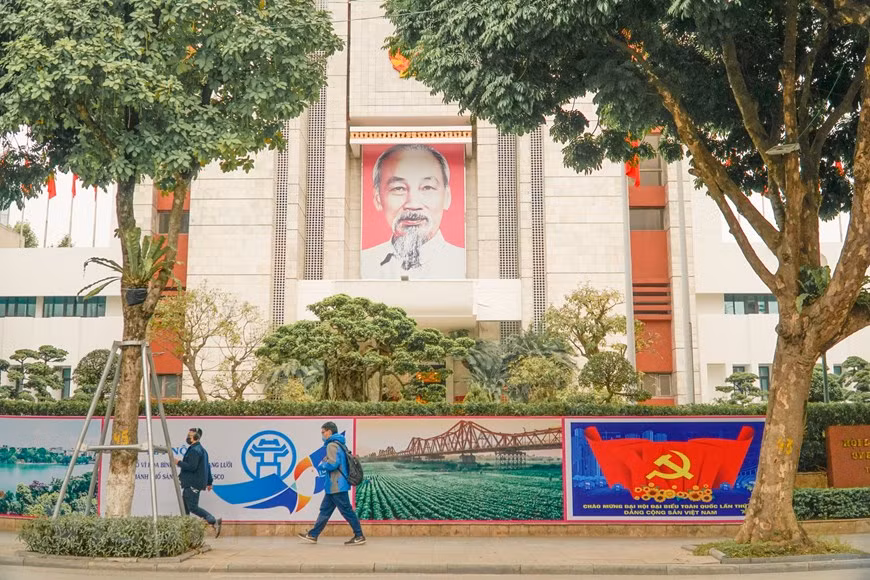 Environ 400 banderoles ont été installés dans des rues de l’arrondissement de Ba Dinh, dont Hung Vuong, Doc Lap, Chu Van An et Le Hong Phong, de même que des systèmes d’éclairage au centre de la capitale, des drapeaux devant la statue de Ly Thai To, les sièges de l’Assemblée nationale, du Comité populaire municipal et de la Banque d’Etat du Vietnam....En ce qui concerne l'assainissement de l'environnement, les arrondissements et districts de la capitale nettoieront l'environnement du 16 janvier au 23 janvier et le 30 janvier, pour garder les rues propres pendant les jours de cet événement important du pays. Photo: Vietnam+