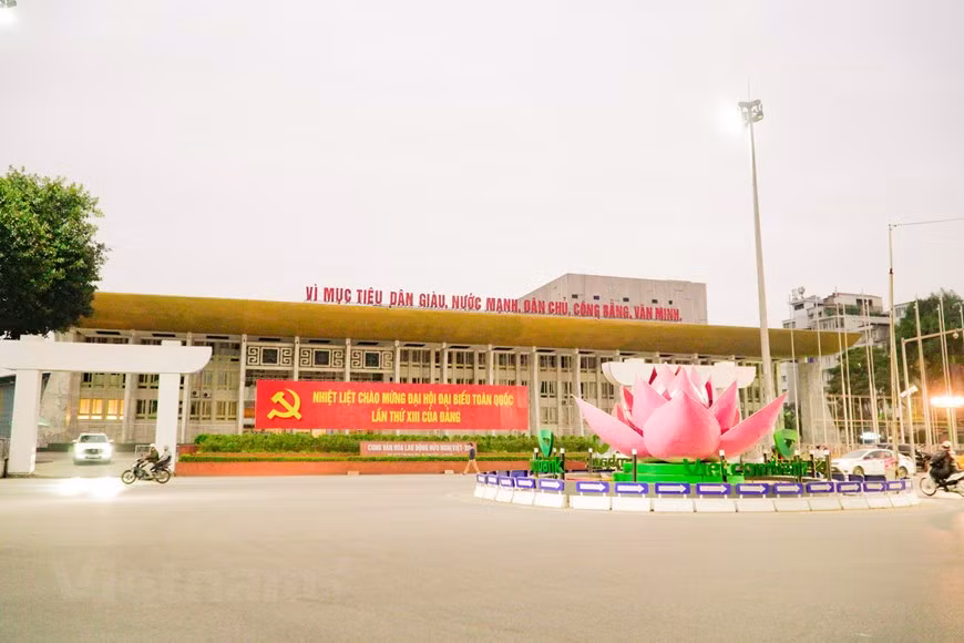 Hanoï décore la ville et les rues avec des fleurs, des panneaux et des lumières pour accueillir le 13e Congrès national du Parti. Le Comité populaire de Hanoi a chargé le service municipal de la Construction de coordonner avec les agences compétentes pour embellir la ville, les rues, les jardins de fleurs, les parcs ; décorer le système d'éclairage et nettoyer l'environnement pour que les rues de la capitale soient lumineuses, vertes, propres et belles. Notamment, les lieux publics tels que le Centre national des conférences ; l'axe routier reliant le centre-ville - le centre politique de Ba Dinh - le Centre national des conférences sont décorés avec un grand nombre de fleurs et de plantes ornementales. Photo: Vietnam+