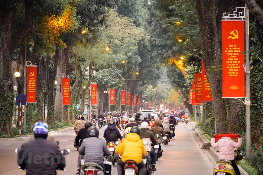 La Compagnie de l'environnement urbain (URENCO) a prévu d'augmenter le balayage de la poussière, d'augmenter l'arrosage, le lavage des routes pour assurer l'assainissement de l'environnement. Par ailleurs, à cette occasion, 100 toilettes publiques mobiles seront installées dans les aires de jeux publiques. Avant l’ouverture de ce grand événement du pays, Hanoï continuera d’installer des panneaux grand format sur les axes routiers importants. Quatre spectacles seront organisés dans les districts de Phuc Tho, Quoc Oai, Thuong Tin, Thanh Tri.... Par ailleurs, une exposition de photos sur le 13e Congrès national du Parti, prévu du 25 janvier au 2 février prochain, a ouvert ses portes au 93 rue Dinh Tien Hoang. Photo: Vietnam+
