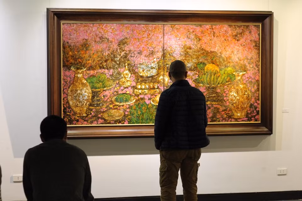  A l’exposition "Noi…tiep", le peintre examine plus profondément et plus largement les rituels du culte des ancêtres des habitants du Nord, mettant en évidence la culture traditionnelle du culte des ancêtres et du Bouddha dans la vie quotidienne, avec affection et respect. "Honorer les ancêtres" est une ancienne tradition vietnamienne qui célèbre les morts au sein de la famille et qui rappelle aux gens leurs origines. La majorité des familles vietnamiennes ont des autels pour les ancêtres afin de les honorer et de se souvenir d'eux. La taille des autels est variable en fonction de la situation de chaque famille. L’autel doit être situé dans un endroit élevé, propre et respectueux; de l’encens et des fleurs y sont déposés pour l’anniversaire de la mort du membre de la famille, lors de la fête du Têt et à certaines autres occasions. Photo : VietnamPlus 