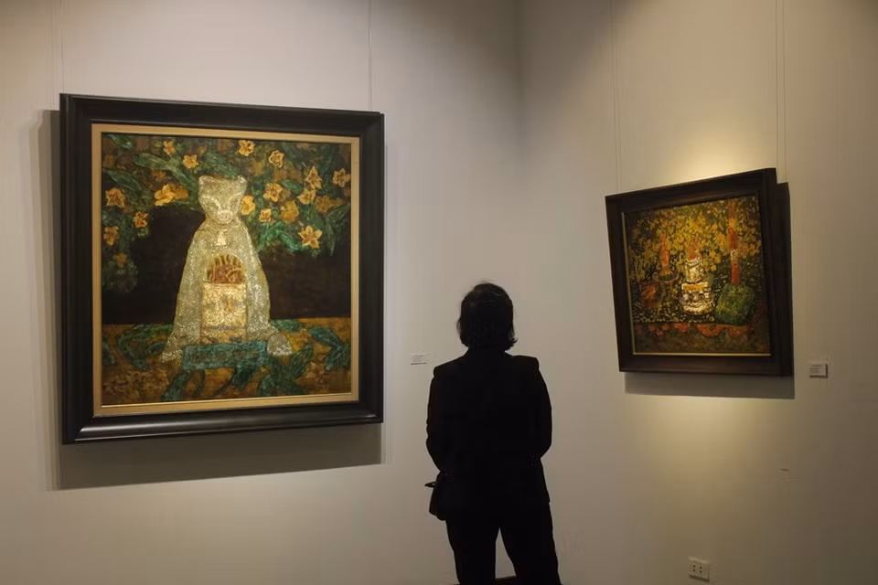  La société change sans cesse et seul le temps nous dira si certaines traditions et coutumes du Vietnam finiront pas s'éroder. Le pays a certes aujourd'hui un contact croissant avec le monde moderne, mais il faut espérer que cela ne fera pas perdre une partie de son charme naturel et de sa culture originelle. En tout cas, le culte des ancêtres reste une belle tradition ancrée dans l'âme de tous les Vietnamiens. Il s'agit toujours de rappeler au peuple vietnamien à respecter et à aimer les personnes qui les ont mises au monde. Prouver la reconnaissance aux ancêtres est une bonne pratique rituelle que les Vietnamiens devraient continuer à entretenir et promouvoir. Photo : VietnamPlus 