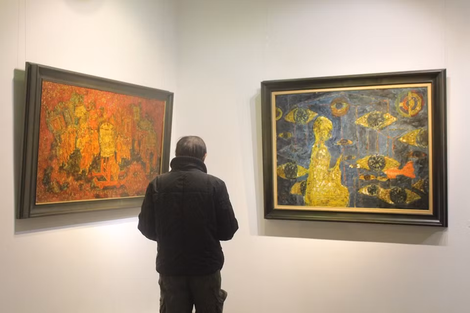  En dehors du Vietnam, plusieurs pays et régions d'Asie possèdent une longue tradition de la laque végétale, à commencer par le Japon, la Chine et la République de Corée. Les variantes tiennent aux espèces d'arbres à laque et aux techniques conférant leurs qualités à ces diverses laques, mais celle du Vietnam est l'une des plus prisées, pour sa relative transparence et sa finition souple et robuste. Actuellement, le Vietnam coopère avec la République de Corée, les Philippines et le Cambodge dans l'élaboration d'un dossier commun pour faire inscrire la laque poncée au patrimoine de l'Humanité. Cette collaboration contribuera à la préservation et à la valorisation de ce métier traditionnel, comme à promouvoir la coopération internationale dans la protection des patrimoines au niveau de la région. Photo : VietnamPlus 