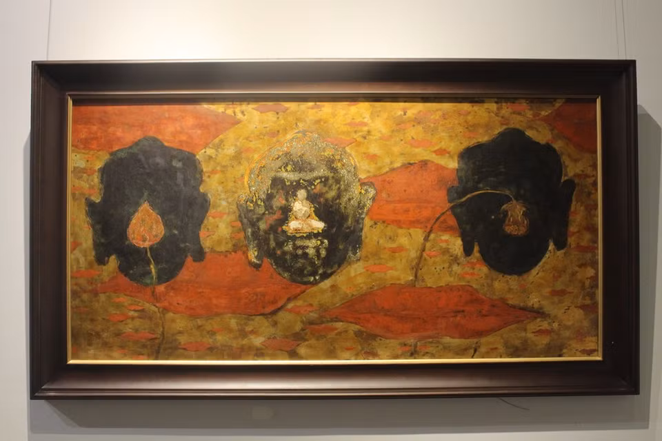  Ces derniers temps, plusieurs générations de peintres vietnamiens n'ont cessé de créer de magnifiques laques poncées afin d'en faire un nouveau genre de la peinture. La palette de ces peintres : rouge, noir, jaune, blanc à la coquille d'œuf, s'est enrichie chaque jour, avec des verts, bleus, rouge écarlate... Un des facteurs de la particularité des peintures en laque poncée vietnamienne, c'est la technique de ponçage. Chaque couche de laque est polie plusieurs fois. "C'est grâce au ponçage que les peintures en laque poncée vietnamienne possèdent ces nuances particulières qui leur donnent pleinement leurs caractères. Elles sont tout à fait différentes de leurs homologues d'Asie", affirme le critique d’art Nguyên Dô Bao. Photo : VietnamPlus 
