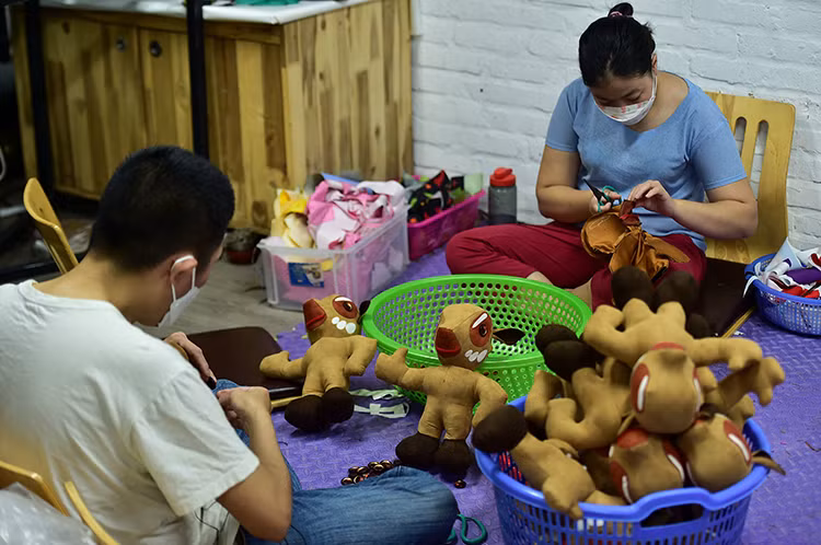Le prix d'un saola en peluche, mascotte des SEA Games 31, est de 360.000 dongs/unité. 