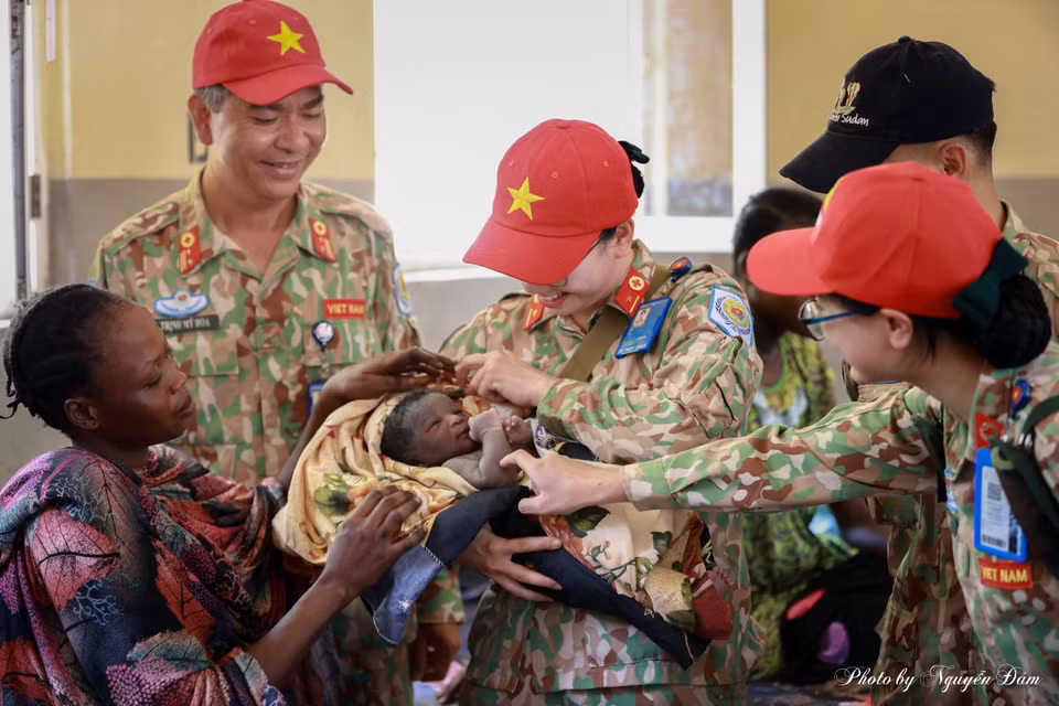 Des infirmières et médecins vietnamiens offrent des cadeaux au Département d'obstétrique de la polyclinique de Bentiu. Photo: Hôpital de campagne de niveau 2 n° 3