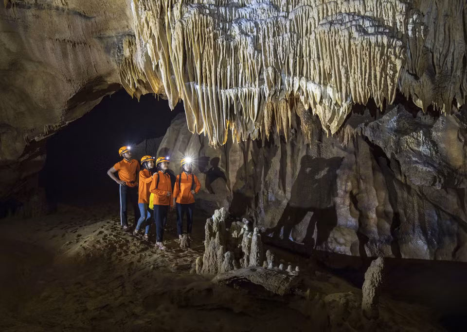 Sur certaines sections les touristes rencontrent de grandes zones avec des stalactites aux formes variées.