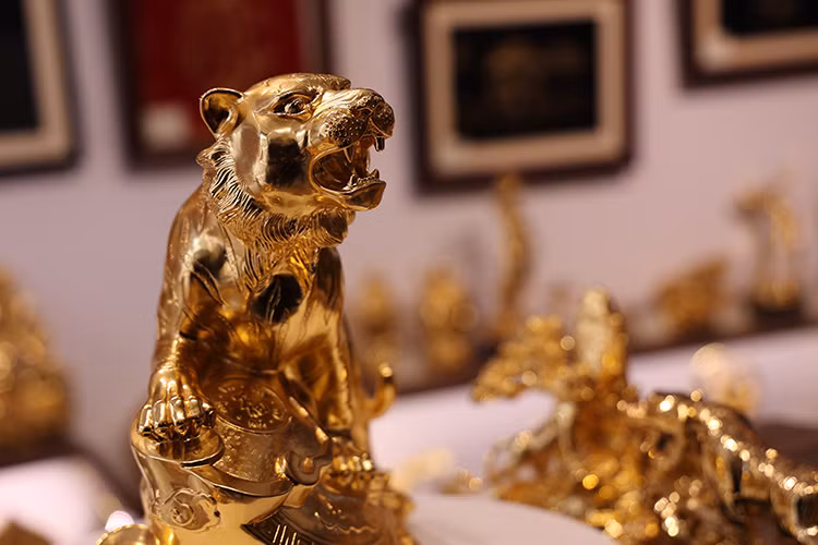 Pour fabriquer un tigre doré, il faut environ 1 à 2 mois, en passant par les étapes suivantes : conception, fabrication de moules, coulée du bronze, placage d'or. 