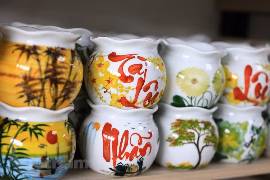 Il existe aussi de nombreux autres produits, notamment des articles ménagers qui sont eux aussi "habillés" des caractéristiques du Têt tels que : vases, plats peints de fleurs d'abricot, boîtes de fruits confitures du Têt... 
