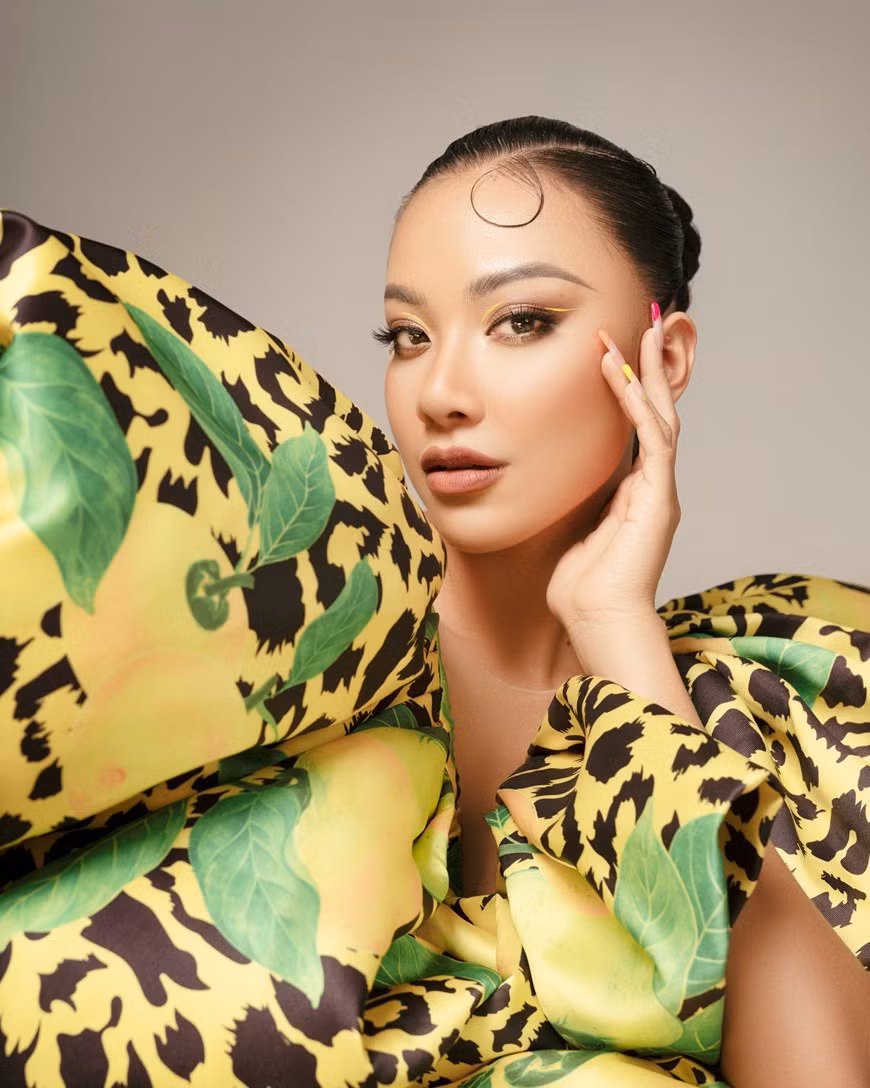 En choisissant un ao dai innovant pour cette collection de photos, Miss Khanh Van, les dauphines Hoang My et Kim Duyen ont toutes affirmé leur propre beauté. 