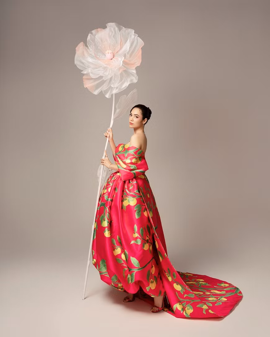 Admirez la beauté brillante de la "famille" de Miss Univers Vietnam pour saluer le printemps. 