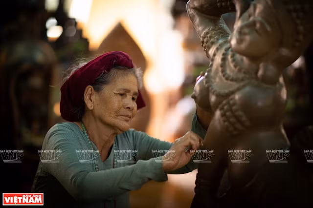 L'artisan Truong Thi Gach, 80 ans, termine sa création d'une danseuse Apsara. Photo: Vietnam Illustré