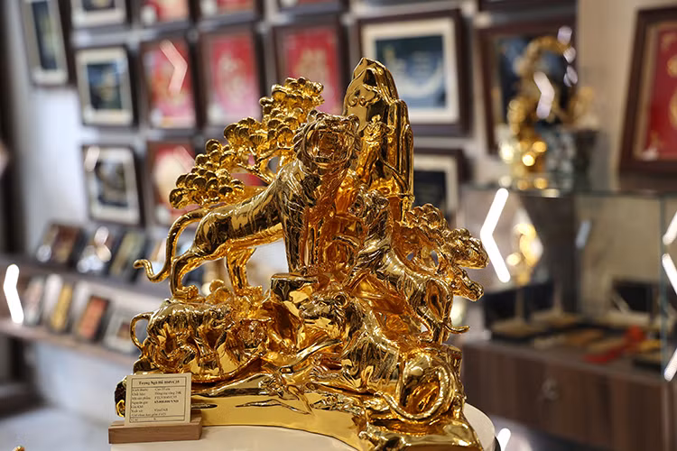 Plusieurs croient que la statue de tigre dorée porte les sens de la joie, du bonheur, de la longévité et de la tranquillité. 