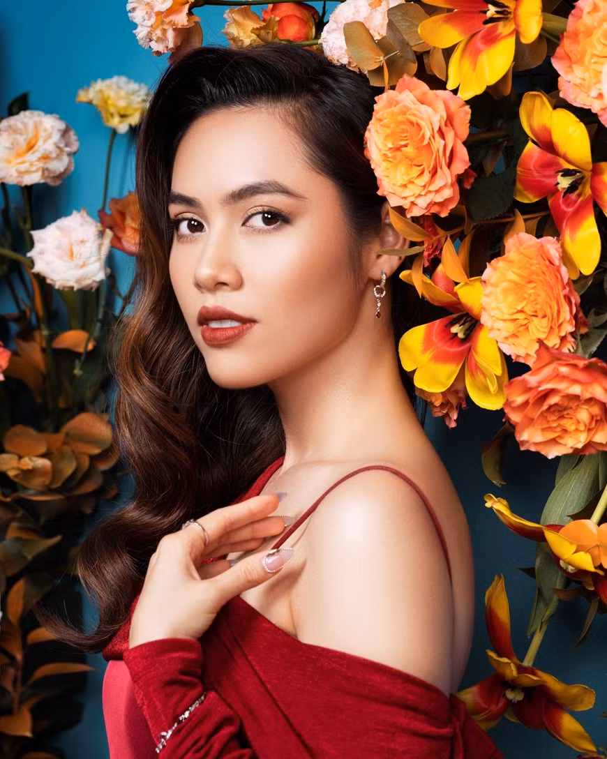 En choisissant des costumes aux couleurs vives, Miss Khanh Van, les dauphines Hoang My et Kim Duyen ont montré leur beauté. 