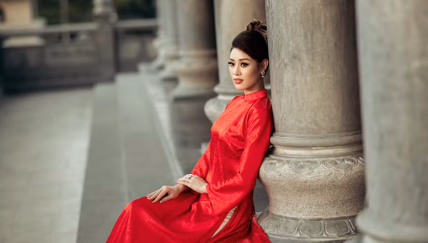 Miss Khanh Van est brillante sous le soleil de l'après-midi. 