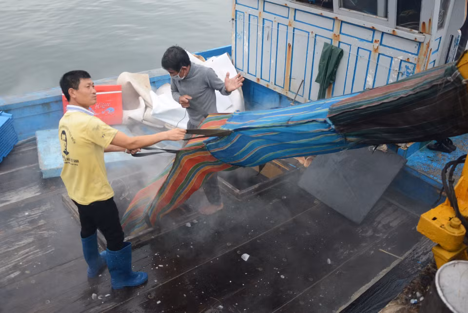 Des bateaux sont remplis de glace pour conserver les aliments et les fruits de mer avant d'aller en mer. 