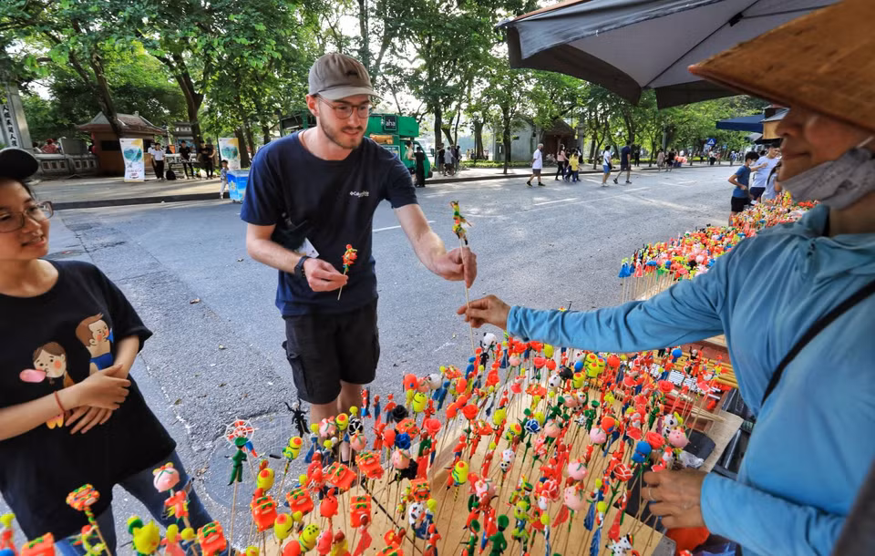 Les to he, les figurines en pâte de riz gluant, attirent des touristes étrangers. 