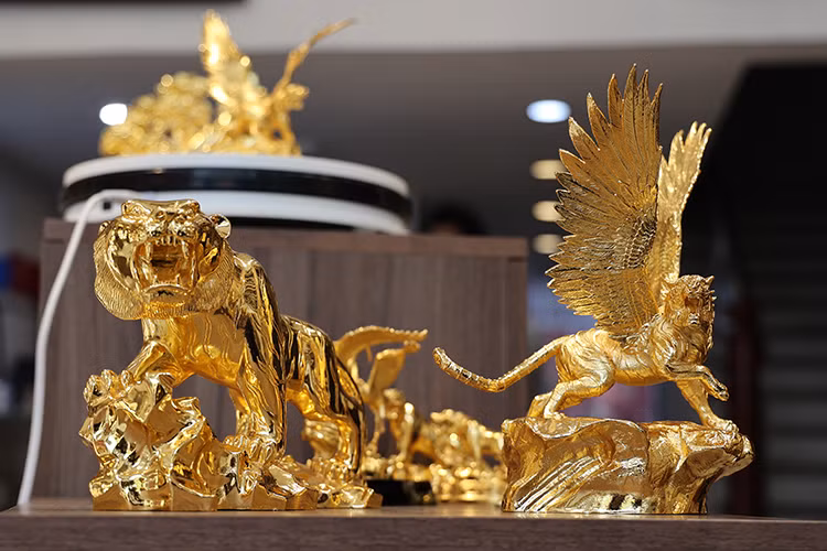Pour saluer le Nouvel An lunaire 2022, une série de statues de tigre plaquées or 24 carats a été lancée sur le marché avec des prix allant de quelques millions à plusieurs dizaines de millions de dongs selon la taille. 