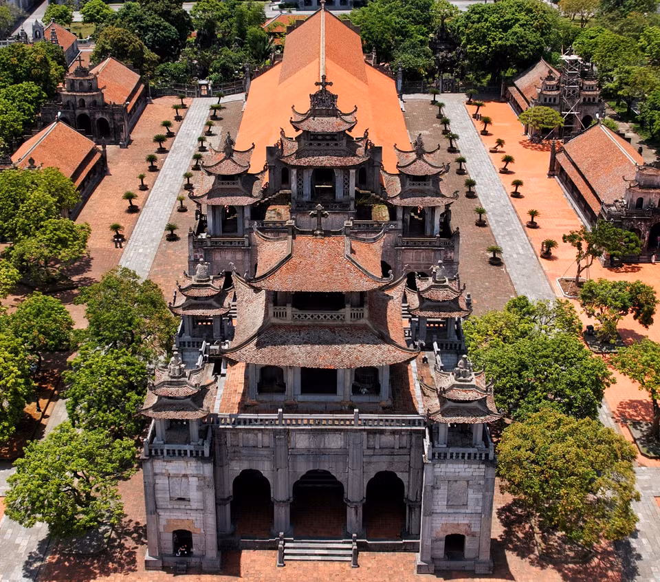 La cathédrale de Phat Diem, située dans le district de Kim Son, province de Ninh Binh, est une ancienne œuvre architecturale portant l'empreinte des sculptures en pierre de Ninh Van. 