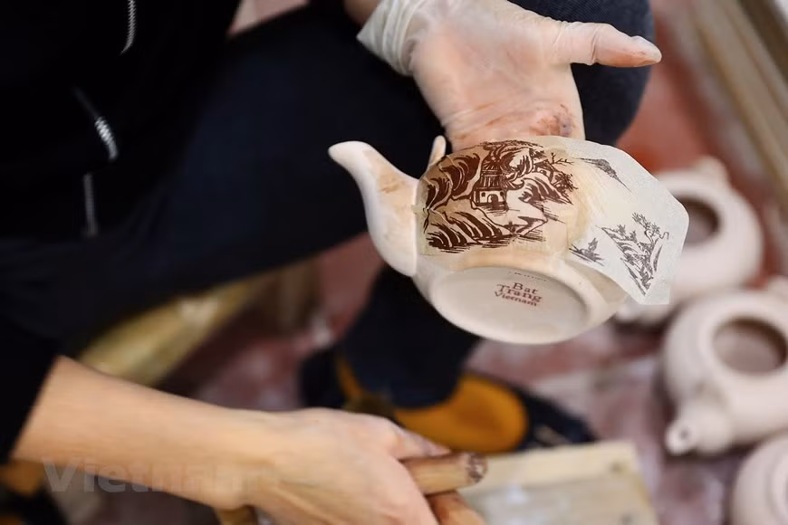 Les vignettes sont imprimées sur papier, l'artisan n'a besoin d'appliquer qu'une fine couche d'eau pour produire des vignettes accrocheuses qui se conservent après la cuisson. 