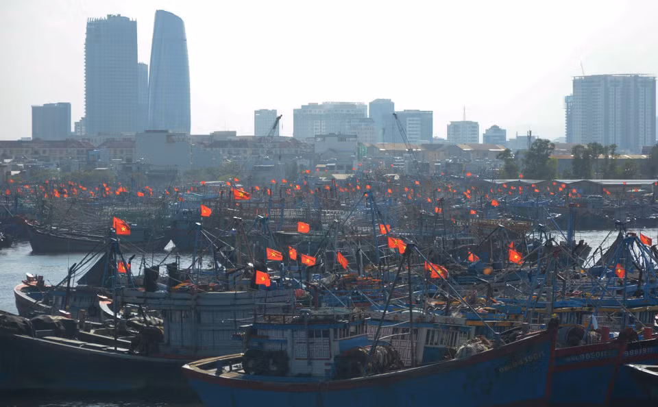 Les bateaux battant pavillon national sont prêts à retourner en mer lors des premiers jours du printemps. 