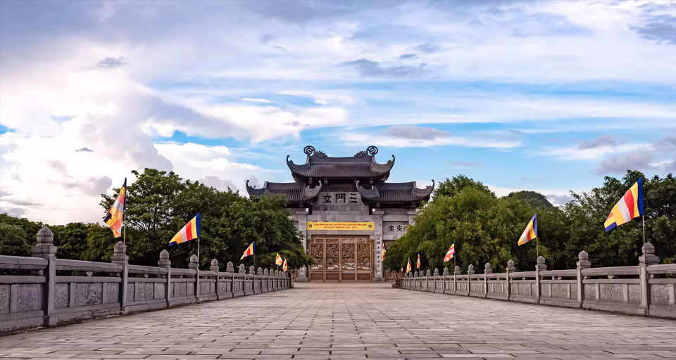 La porte Tam Quan de la pagode Bai Dinh. 