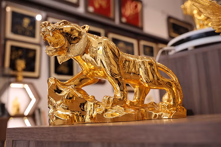 Le tigre est l'une des mascottes respectées par de nombreux Vietnamiens car il symbolise la force, le pouvoir, la chance, ainsi que la protection de la paix du propriétaire. 