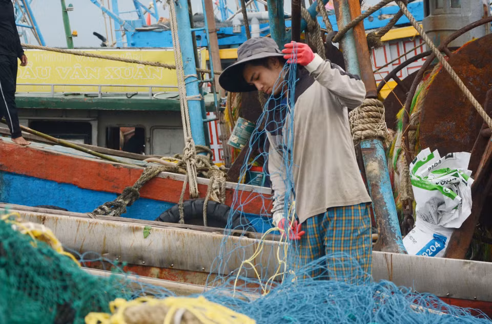 Un pêcheur vérifie ses filets avant d'aller en mer. 