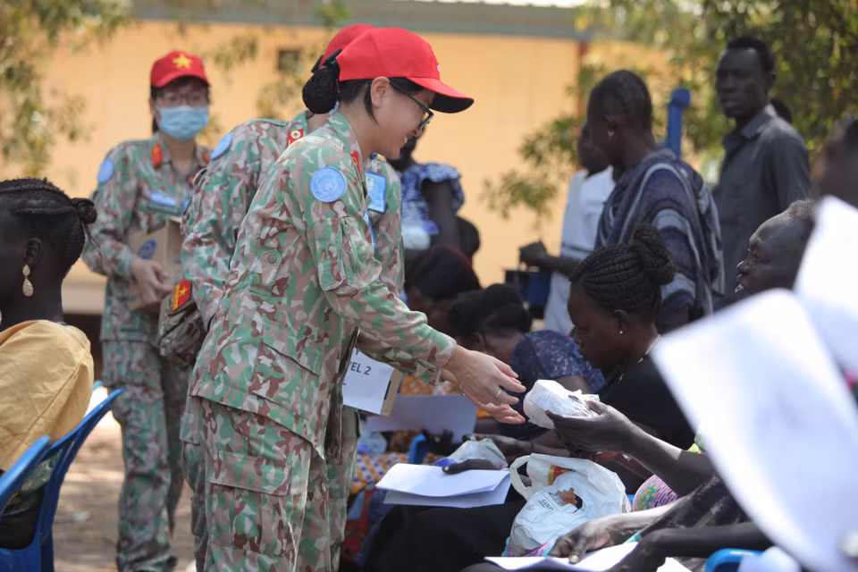 La médecine Tong Van Anh de l'Hôpital de campagne de niveau 2 n° 3 remet des cadeaux à des habitants locaux. Photo: Hôpital de campagne de niveau 2 n° 3