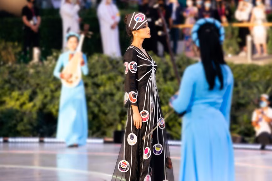 En tant que vedette de la collection 'Mosaïques du Vietnam', Miss H'Hen Niê est apparue avec un charisme et un physique exceptionnels. Photo : Vietnam+