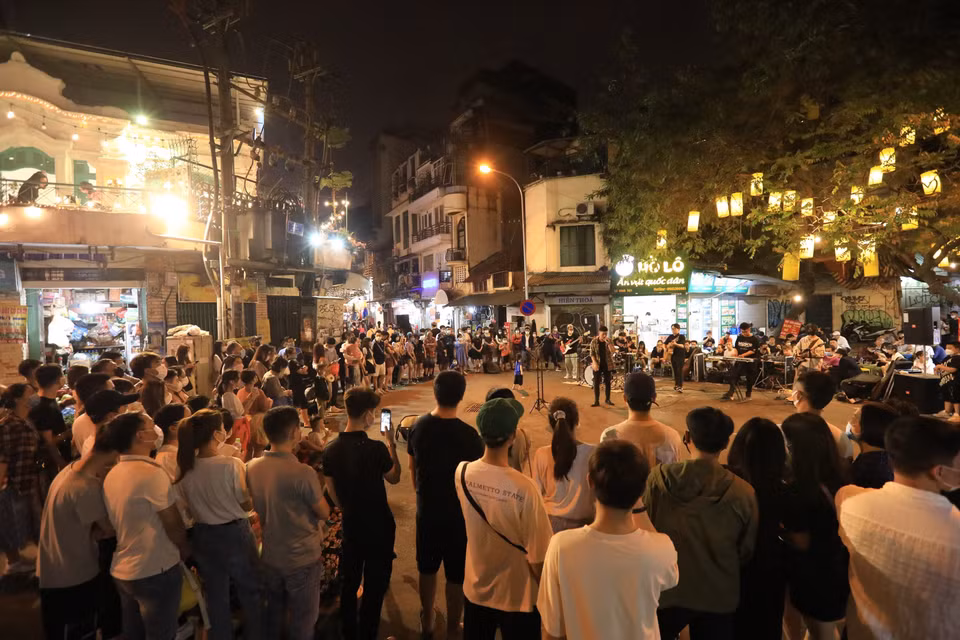 Un spectacle à l'intersection des rues Dinh Liet et Gia Ngu attire un grand nombre de personnes. 