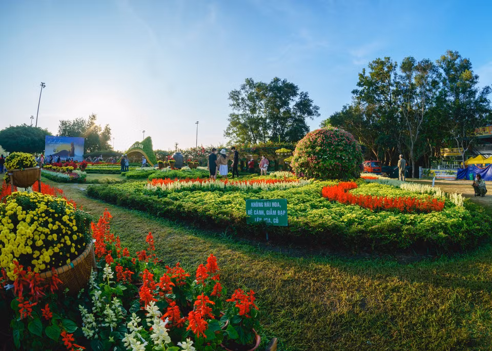 De jolis parterres de fleurs.