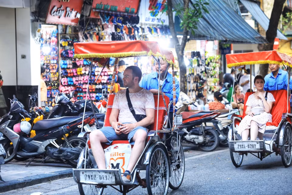 Les touristes étrangers apprécient de parcourir en cyclo-pousse le vieux quartier de Hanoï. 