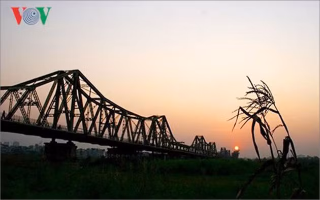 Le pont Long Biên (Paul Doumer) est témoin de l’Histoire nationale depuis 100 ans, notammant des deux dernières résistances. Photo: Hà Thành