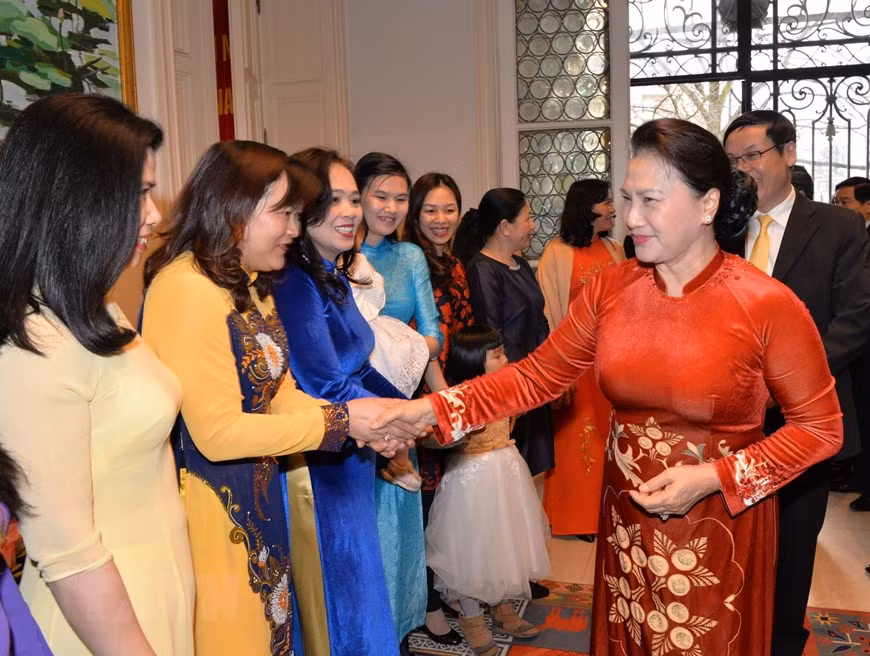La présidente de l’Assemblée nationale a rendu visite au personnel de l’ambassade du Vietnam en Belgique et rencontré des représentants de la communauté vietnamienne dans ce pays. 