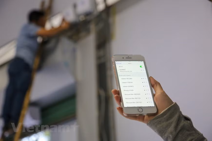 Le Wi-Fi est gratuit et stable afin de garantir les meilleures conditions de travail des journalistes. 