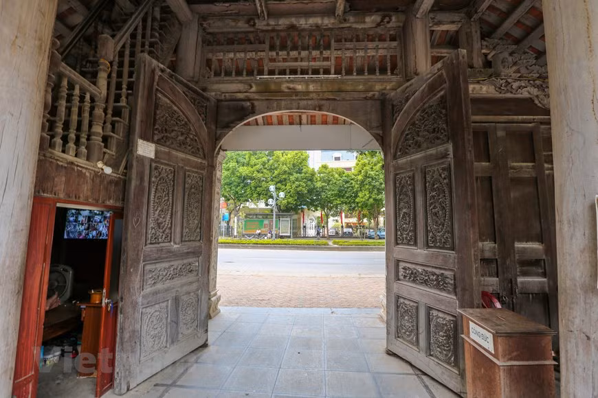 Dans la pagode, il y a 42 sentences parallèles dont 39 en caractère chinoise et 3 en écriture Nom, deux cloches dont une moulée en 1822, 24 stèles dont 12 ont été érigées en 1941. Photo : Minh Son/ Vietnam+