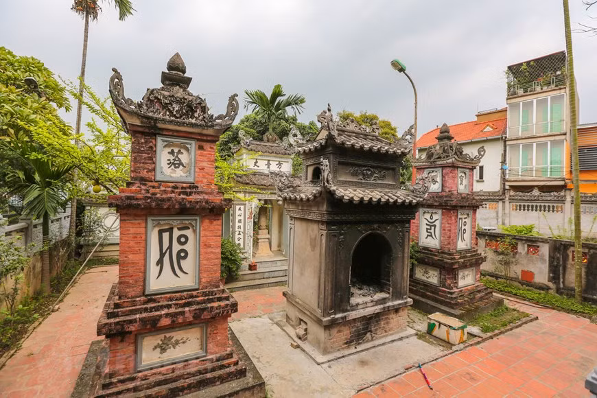 Des tours dans l’enceinte de la pagode. Photo : Minh Son/ Vietnam+.