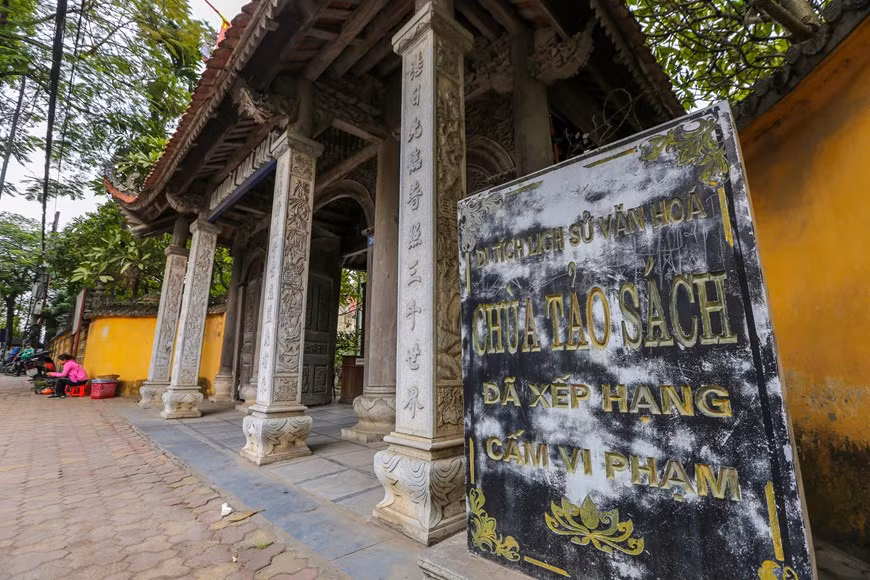 L’entrée principale de la pagode est située dans la rue Lac Long Quan. Photo : Minh Son/ Vietnam+
