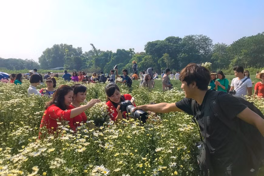 Des visiteurs fréquentent les jardins pour prendre des clichés. Ainsi, les services connexes se multiplient, par exemple, la location de vêtements, de produits de maquillage et la photographie. Photo : Luong Manh/Vietnam+