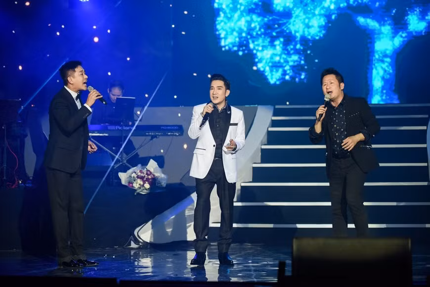 Le trio Tuân Hung (à gauche), Quang Ha et Bang Kiêu apporte au public des performances impressionnates. Photo: VietnamPlus 
