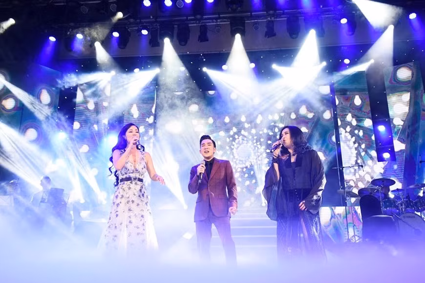 La représentation de ces trois artistes ramène les spectateurs à la nostalgie d'automne de Hanoi. Photo: VietnamPlus 