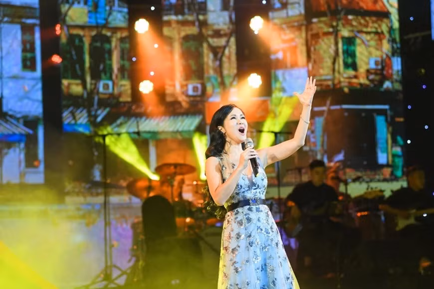 La jeunesse de la diva Hông Nhung sur la scène. Photo: VietnamPlus 