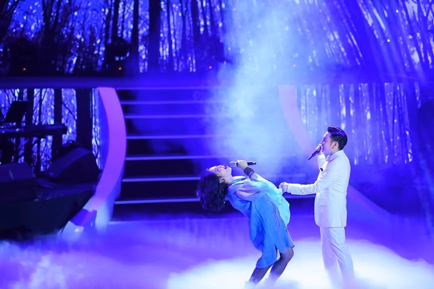 Thanh Lam enflamme la scène, quand elle chante en duo avec Quang Ha. Photo: VietnamPlus 