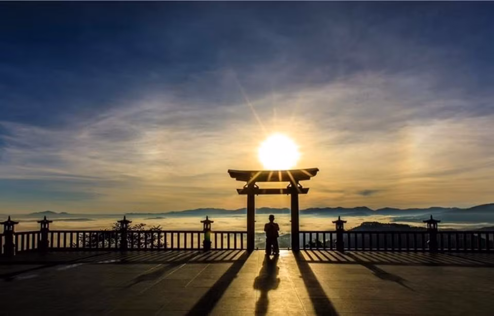 La porte de la pagode Linh Quy Phap An. Photo: Vietnamplus Hanoi (Vnplus) - Des endroits comme le pont d'or à Da Nang, la pagode Linh Quy Phap Ân à Lâm Dông, la grotte de la Danse et la colline de l'ananas à Ninh Binh, la pagode Tam Chuc à Ha Nam ... sont vraiment des destinations attrayantes pour les jours fériés de la libération du Sud et de la réunification nationale (30 avril) et la Fête du travail (1er mai).