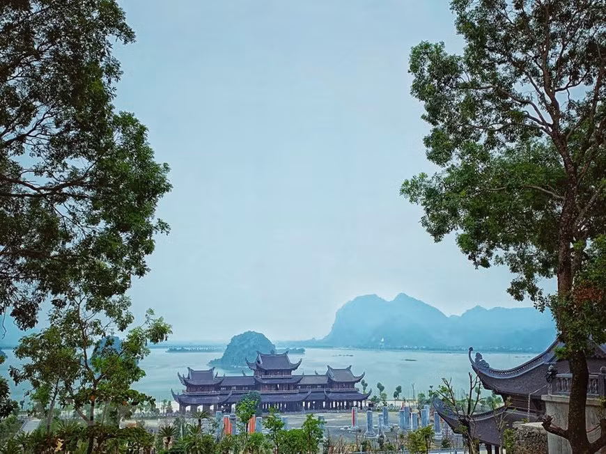 La pagode Tam Chuc est entourée de lacs et de montages. Photo: Vietnamplus 