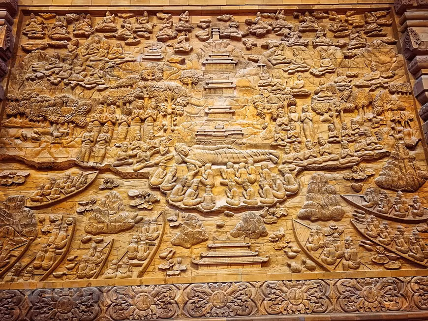 Ces œuvres ont été sculptées par des artisans indonésiens célèbres, puis transportées au Vietnam. Photo: Vietnamplus 