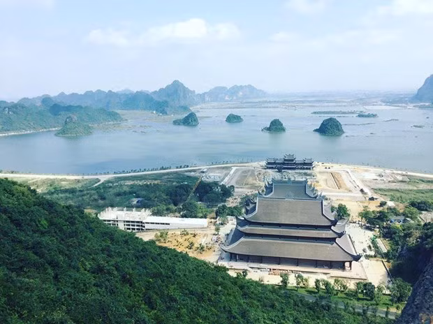La pagode Tam Chuc. Photo: Vietnamplus Le complexe de la pagode Tam Chuc regroupe divers sites historiques tels que Chùa Ngoc (petite pagode de stupa de Jade), Diên Phap Chu (sanctuaire du Seigneur Bouddha Sakyamuni), jardin de 1.000 piliers en pierre, d’une hauteur chacun de plus de 12 m, sur lesquels sont gravés des enseignements bouddhistes...