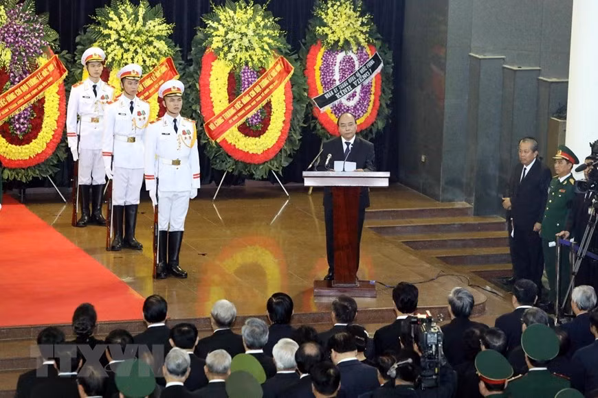 Le Premier ministre Nguyên Xuân Phuc lit l’oraison funèbre.